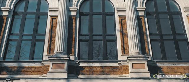 Большие окна белгутовского фасада
